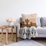 - Sonil-K-7425-Gorsel2 - Realhomes  Renkli Zeminde Onedraw Çizimli Kaktus Desenli Dijital Baskılı Modern Raşel Kadife Yastık Kılıfı Realhomes