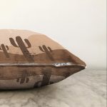 - Sonil-K-7425-Gorsel3 - Realhomes  Renkli Zeminde Onedraw Çizimli Kaktus Desenli Dijital Baskılı Modern Raşel Kadife Yastık Kılıfı Realhomes