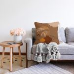 - Sonil-K-7427-Gorsel2 - Realhomes  Renkli Zeminde Onedraw Çizimli Vazo Temalı Dijital Baskılı Modern Raşel Kadife Kırlent Kılıfı Realhomes