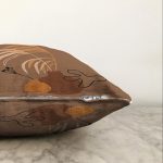 - Sonil-K-7427-Gorsel3 - Realhomes  Renkli Zeminde Onedraw Çizimli Vazo Temalı Dijital Baskılı Modern Raşel Kadife Kırlent Kılıfı Realhomes