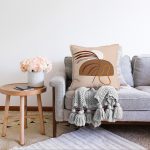 - Sonil-K-7428-Gorsel2 - Realhomes  Renkli Zeminde Onedraw Çizimli Yaprak Desenli Dijital Baskılı Modern Raşel Kadife Yastık Kılıfı Realhomes