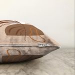 - Sonil-K-7428-Gorsel3 - Realhomes  Renkli Zeminde Onedraw Çizimli Yaprak Desenli Dijital Baskılı Modern Raşel Kadife Yastık Kılıfı Realhomes