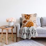 - Sonil-K-7429-Gorsel2 - Realhomes  Renkli Zeminde Onedraw Çizimli Ananas Desenli Dijital Baskılı Modern Raşel Kadife Yastık Kılıfı Realhomes