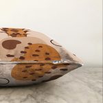 - Sonil-K-7429-Gorsel3 - Realhomes  Renkli Zeminde Onedraw Çizimli Ananas Desenli Dijital Baskılı Modern Raşel Kadife Yastık Kılıfı Realhomes