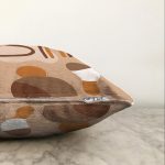 - Sonil-K-7431-Gorsel3 - Realhomes  Renkli Zeminde Onedraw Çizimli Oval Desenli Dijital Baskılı Modern Raşel Kadife Yastık Kılıfı Realhomes