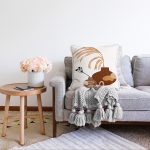 - Sonil-K-7432-Gorsel2 - Realhomes Beyaz Zeminde Onedraw Çizimli Vazo Desenli Dijital Baskılı Modern Raşel Kadife Kırlent Kılıfı Realhomes