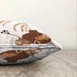 - Sonil-K-7432-Gorsel3 - Realhomes Beyaz Zeminde Onedraw Çizimli Vazo Desenli Dijital Baskılı Modern Raşel Kadife Kırlent Kılıfı Realhomes