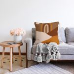 - Sonil-K-7433-Gorsel2 - Realhomes  Renkli Zeminde Onedraw Çizimli Oval Desenli Dijital Baskılı Modern Raşel Kadife Yastık Kılıfı Realhomes