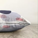 - Sonil-K-7437-Gorsel3 - Realhomes Beyaz Zeminde Renkli Oval Desenli Dijital Baskılı Modern Raşel Kadife Yastık Kırlent Kılıfı Realhomes