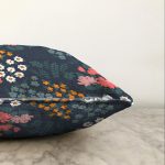 - Sonil-K-7440-Gorsel3 - Realhomes  Rengarenk Zeminde Onedraw Çizimli Çiçek Desenli Dijital Baskılı Modern Raşel Kadife Kırlent Kılıfı Realhomes