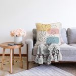 Renkli Zeminde Onedraw Çizimli Yaprak Desenli Dijital Baskılı Modern Raşel Kadife Yastık Kılıfı Realhomes