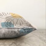 - Sonil-K-7444-Gorsel3 - Realhomes  Renkli Zeminde Onedraw Çizimli Obje Dijital Baskılı Modern Raşel Kadife Yastık Kırlent Kılıfı Realhomes