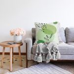 - Sonil-K-7449-Gorsel2 - Realhomes Renkli Zeminde Yaprak Motifli Dijital Baskılı Modern Raşel Kadife Yastık Kırlent Kılıfı Realhomes