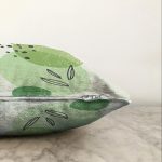 - Sonil-K-7449-Gorsel3 - Realhomes Renkli Zeminde Yaprak Motifli Dijital Baskılı Modern Raşel Kadife Yastık Kırlent Kılıfı Realhomes