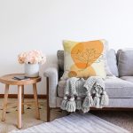 Renkli Zeminde Onedraw Çizimli Yaprak Desenli Dijital Baskılı Modern Raşel Kadife Yastık Kılıfı Realhomes