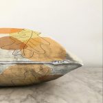 - Sonil-K-7452-Gorsel3 - Realhomes  Renkli Zeminde Onedraw Çizimli Yaprak Desenli Dijital Baskılı Modern Raşel Kadife Yastık Kılıfı Realhomes