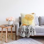 Renkli Zeminde Onedraw Çizimli Yaprak Desenli Dijital Baskılı Modern Raşel Kadife Yastık Kılıfı Realhomes