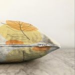 Renkli Zeminde Onedraw Çizimli Yaprak Desenli Dijital Baskılı Modern Raşel Kadife Yastık Kılıfı Realhomes