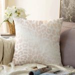 - Sonil-K-7457-Gorsel1 - Realhomes  Renkli Zeminde Parlak Gorunumlu Çizim Dijital Baskılı Modern Raşel Kadife Yastık Kırlent Kılıfı Realhomes