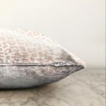 - Sonil-K-7457-Gorsel3 - Realhomes  Renkli Zeminde Parlak Gorunumlu Çizim Dijital Baskılı Modern Raşel Kadife Yastık Kırlent Kılıfı Realhomes