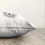 - Sonil-K-7469-Gorsel3 - Realhomes  Beyaz Zeminde Onedraw Çizimli Çiçek Dijital Baskılı Modern Raşel Kadife Yastık Kırlent Kılıfı Realhomes