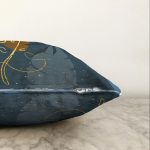 - Sonil-K-7470-Gorsel3 - Realhomes  Renkli Zeminde Onedraw Çizimli Yaprak Desenli Dijital Baskılı Modern Raşel Kadife Yastık Kılıfı Realhomes