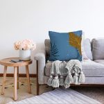 Renki Zemin Üzerinde Onedraw Çizimli Dijital Baskılı Modern Raşel Kadife Yastık Kırlent Kılıfı Realhomes