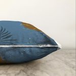 Renki Zemin Üzerinde Onedraw Çizimli Dijital Baskılı Modern Raşel Kadife Yastık Kırlent Kılıfı Realhomes