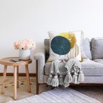 - Sonil-K-7473-Gorsel2 - Realhomes  Beyaz Zeminde Gold Cerceve Icınde Oval Desenli Modern Raşel Kadife Yastık Kırlent Kılıfı Realhomes