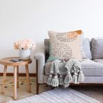 - Sonil-K-7475-Gorsel2 - Realhomes  Renkli Zeminli Onedraw Çizimli Yaprak Desenli Dijital Baskılı Modern Raşel Kadife Yastık Kılıfı Realhomes