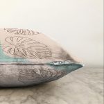 - Sonil-K-7475-Gorsel3 - Realhomes  Renkli Zeminli Onedraw Çizimli Yaprak Desenli Dijital Baskılı Modern Raşel Kadife Yastık Kılıfı Realhomes