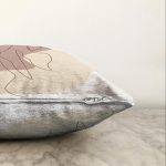 - Sonil-K-7476-Gorsel3 - Realhomes  Renkli Zeminli Onedraw Çizimli Bayan Desenli Dijital Baskılı Modern Raşel Kadife Kırlent Kılıfı Realhomes