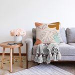 - Sonil-K-7477-Gorsel2 - Realhomes  Renkli Zeminli Onedraw Çizimli Yaprak Desenli Dijital Baskılı Modern Raşel Kadife Yastık Kılıfı Realhomes