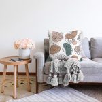 - Sonil-K-7480-Gorsel2 - Realhomes  Beyaz Zeminli Onedraw Çizimli Yaprak Motifli Dijital Baskılı Modern Raşel Kadife Kırlent Kılıfı Realhomes