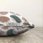 - Sonil-K-7480-Gorsel3 - Realhomes  Beyaz Zeminli Onedraw Çizimli Yaprak Motifli Dijital Baskılı Modern Raşel Kadife Kırlent Kılıfı Realhomes