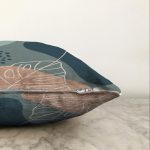 - Sonil-K-7489-Gorsel3 - Realhomes  Renkli Zeminli Onedraw Çizimli Yaprak Desenli Dijital Baskılı Modern Raşel Kadife Yastık Kılıfı Realhomes