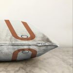 - Sonil-K-7490-Gorsel3 - Realhomes Renkli Zeminli Onedraw Çizimli Yalın Oval Obje Modern Raşel Kadife Yastık Kırlent Kılıfı Realhomes