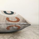 - Sonil-K-7492-Gorsel3 - Realhomes Renkli Zemimli One Draw Çizimli Geometrik Desen Modern Raşel Kadife Yastık Kırlent Kılıfı Realhomes