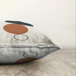 - Sonil-K-7493-Gorsel3 - Realhomes Renkli Zemimli One Draw Çizimli Geometrik Desen Modern Raşel Kadife Yastık Kırlent Kılıfı Realhomes