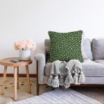 - Sonil-K-7494-Gorsel2 - Realhomes Yeşil Zemimli Beyaz Puantiyeli Dijital Baskılı Modern Raşel Kadife Yastık Kırlent Kılıfı Realhomes