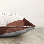 - Sonil-K-7499-Gorsel3 - Realhomes Renkli Zeminli Onedraw Çizimli Geometrik Dijital Baskılı Modern Raşel Kadife Kırlent Kılıfı Realhomes