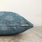 - Sonil-K-7502-Gorsel3 - Realhomes Renkli Zeminli Onedraw Çizimli Dijital Baskılı Modern Raşel Kadife Yastık Kırlent Kılıfı Realhomes