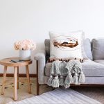 - Sonil-K-7506-Gorsel2 - Realhomes Beyaz Zeminli Onedraw Çizimli Manzara Temalı Dijital Baskılı Modern Raşel Kadife Kırlent Kılıfı Realhomes