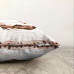 - Sonil-K-7506-Gorsel3 - Realhomes Beyaz Zeminli Onedraw Çizimli Manzara Temalı Dijital Baskılı Modern Raşel Kadife Kırlent Kılıfı Realhomes