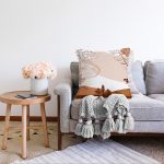 - Sonil-K-7507-Gorsel2 - Realhomes  Beyaz Zeminli Onedraw Çizimli Yaprak Motifli Dijital Baskılı Modern Raşel Kadife Kırlent Kılıfı Realhomes