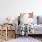 - Sonil-K-7509-Gorsel2 - Realhomes  Beyaz Zeminli Onedraw Çizimli Yaprak Motifli Dijital Baskılı Modern Raşel Kadife Kırlent Kılıfı Realhomes