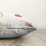 - Sonil-K-7509-Gorsel3 - Realhomes  Beyaz Zeminli Onedraw Çizimli Yaprak Motifli Dijital Baskılı Modern Raşel Kadife Kırlent Kılıfı Realhomes