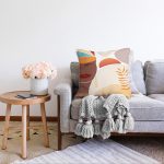 - Sonil-K-7510-Gorsel2 - Realhomes  Renkli Zeminli Afrika Kadın Temalı Onedraw Çizim Modern Raşel Kadife Yastık Kırlent Kılıfı Realhomes