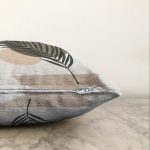 - Sonil-K-7514-Gorsel3 - Realhomes  Renkli Zeminli Onedraw Çizimli Yaprak Desenli Dijital Baskılı Modern Raşel Kadife Yastık Kılıfı Realhomes