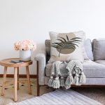 - Sonil-K-7516-Gorsel2 - Realhomes Renkli Zeminli Onedraw Çizimli Yaprak Desenli Dijital Baskılı Modern Raşel Kadife Yastık Kılıfı Realhomes